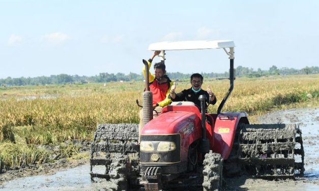 Alat Pembajak Sawah Traktor Yang Memudahkan Para Petani