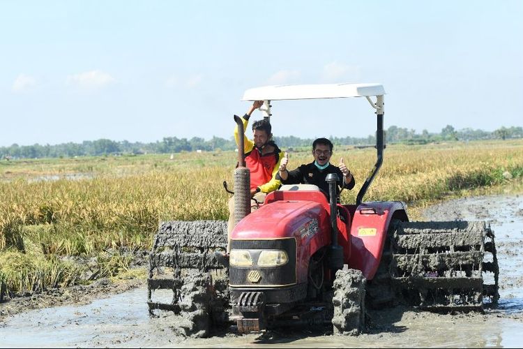 Alat Pembajak Sawah Traktor Yang Memudahkan Para Petani