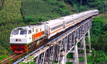 Moda Transportasi Darat Sebuah Kereta Api Yang Canggih