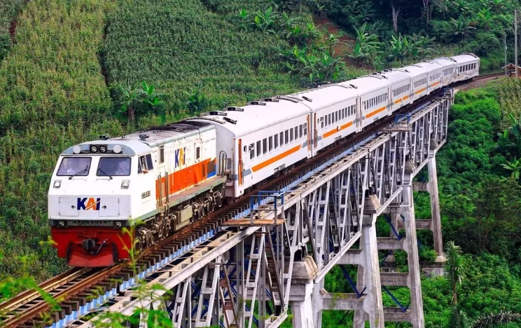 Moda Transportasi Darat Sebuah Kereta Api Yang Canggih