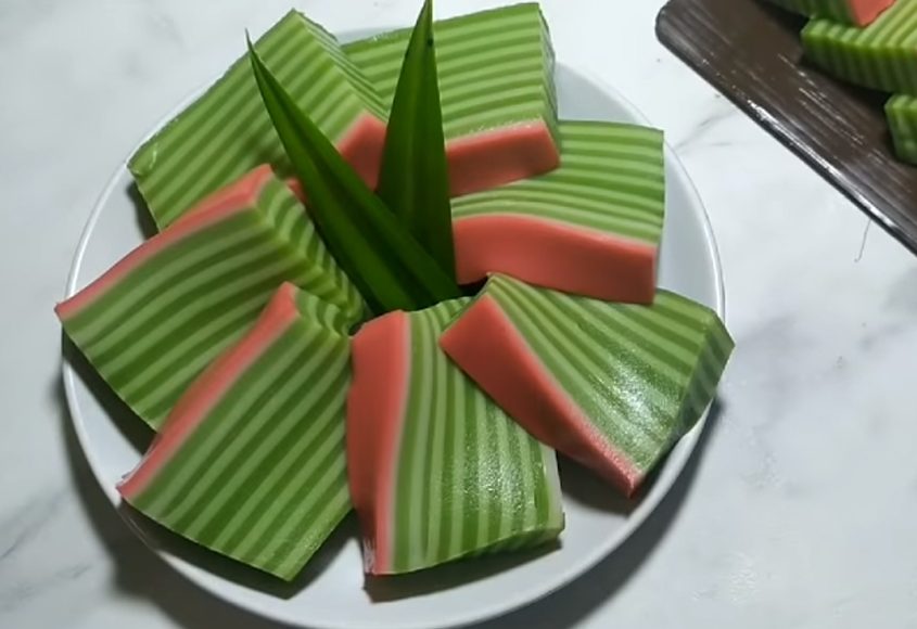Jajanan Tradisional Kue Pepek Yang Berlapis Warnanya