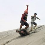Olahraga Cukup Ekstrem Sandboarding Di Atas Pasir