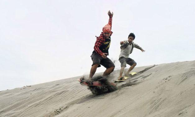 Olahraga Cukup Ekstrem Sandboarding Di Atas Pasir