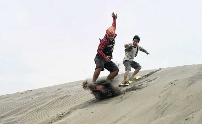 Olahraga Cukup Ekstrem Sandboarding Di Atas Pasir