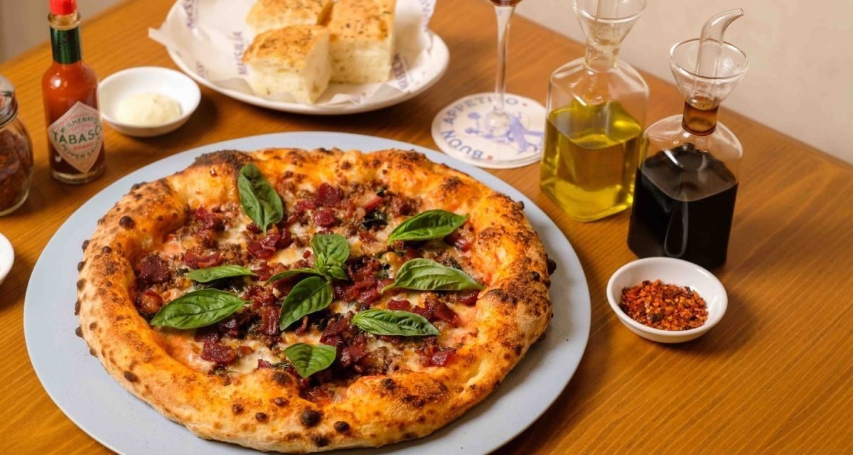 Hidangan Italia Pizza Berbentuk Roti Yang Di Pipihkan