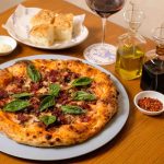 Hidangan Italia Pizza Berbentuk Roti Yang Di Pipihkan