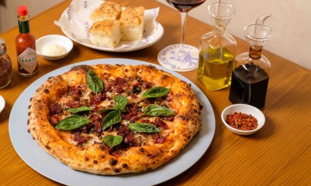 Hidangan Italia Pizza Berbentuk Roti Yang Di Pipihkan