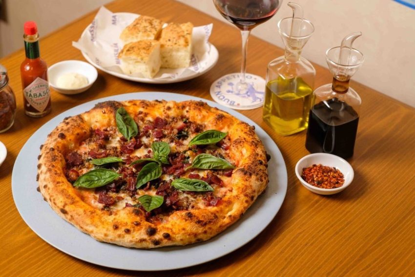 Hidangan Italia Pizza Berbentuk Roti Yang Di Pipihkan