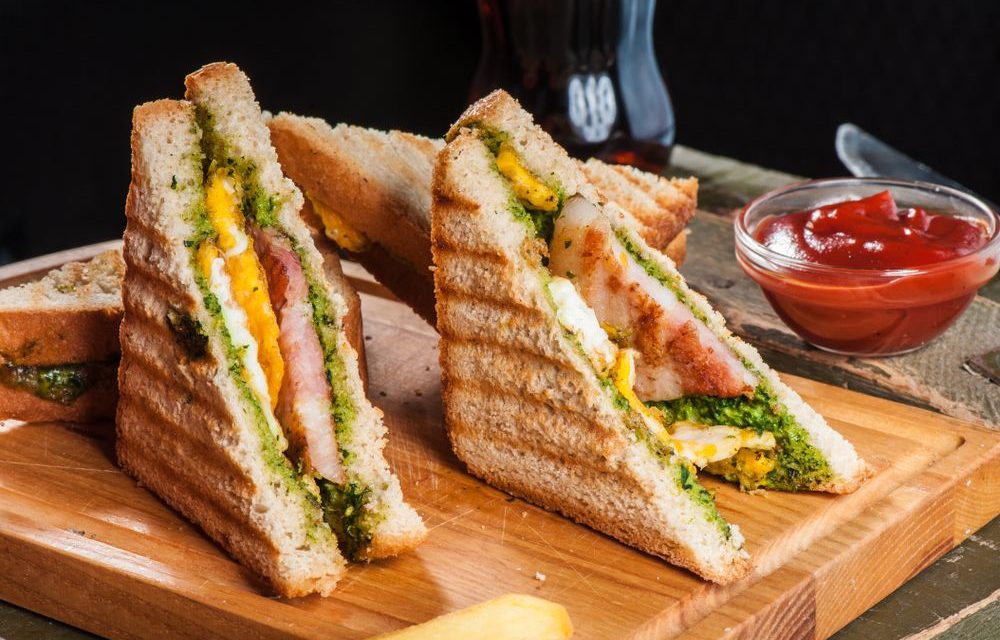 Potongan Roti Yang Di Isi Sayuran Dan Telur Yaitu Sandwich