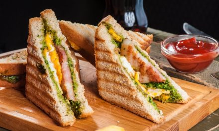 Potongan Roti Yang Di Isi Sayuran Dan Telur Yaitu Sandwich