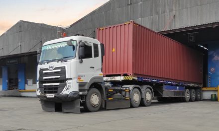 Kendaraan Besar Merupakan Truk Dengan Muatan Di Dalamnya