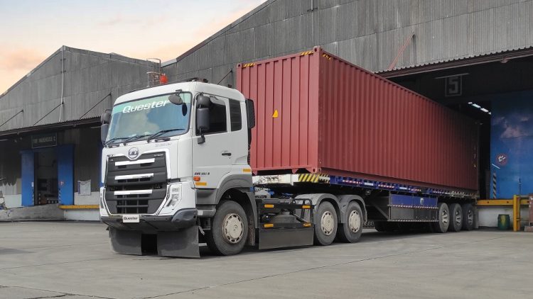 Kendaraan Besar Merupakan Truk Dengan Muatan Di Dalamnya