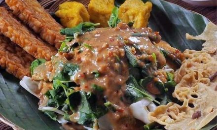 Makanan Khas Jawa Yaitu Pecal Dengan Sayuran