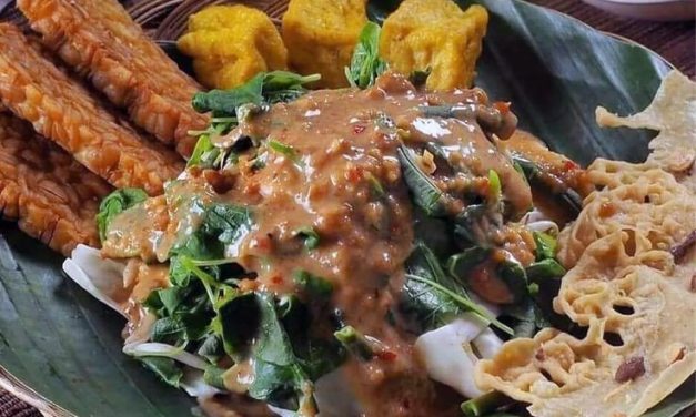 Makanan Khas Jawa Yaitu Pecal Dengan Sayuran
