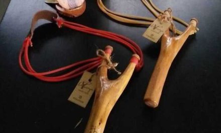 Peralatan Sederhana Ketapel Untuk Melontar Batu