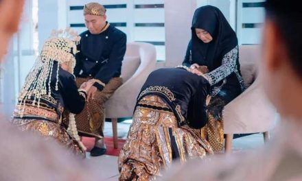 Kegiatan Sungkeman Ini Budaya Indonesia Terutama Di Jawa