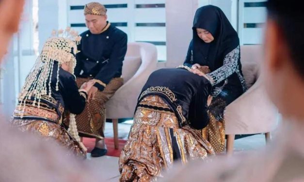 Kegiatan Sungkeman Ini Budaya Indonesia Terutama Di Jawa