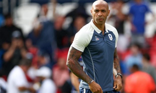 Thierry Henry Pesepak Bola Handal Membela Timnya