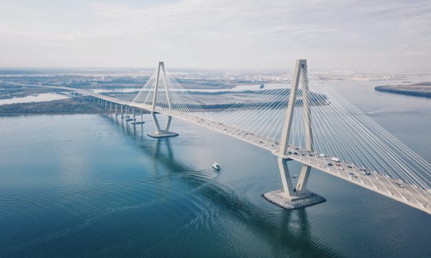 Bangunan Penghubung Jalan Melalui Sebuah Jembatan Panjang