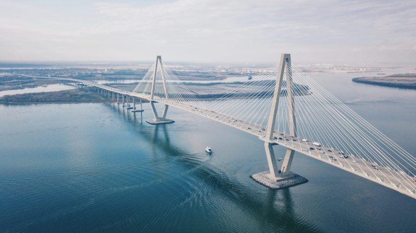 Bangunan Penghubung Jalan Melalui Sebuah Jembatan Panjang