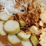 Pedagang Kaki Lima Menjual Hidangan Ketoprak Lontong