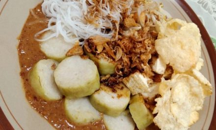Pedagang Kaki Lima Menjual Hidangan Ketoprak Lontong
