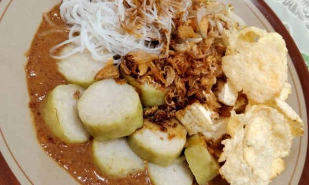 Pedagang Kaki Lima Menjual Hidangan Ketoprak Lontong