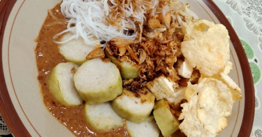 Pedagang Kaki Lima Menjual Hidangan Ketoprak Lontong