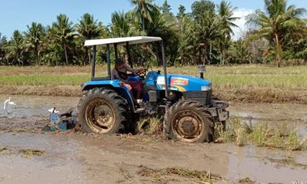 Sebuah Mesin Kendaraan Di Gunakan Pada Areal Persawahan