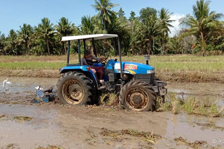 Sebuah Mesin Kendaraan Di Gunakan Pada Areal Persawahan