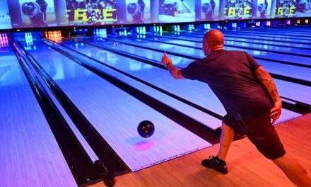 Olahraga Menggelindingkan Bola Pada Permainan Bowling