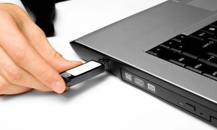 Penghubung Perangkat Dengan Sebuah Kabel USB
