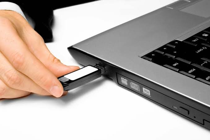 Penghubung Perangkat Dengan Sebuah Kabel USB