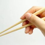 Memakai Alat Sumpit Untuk Makan Dari Asia