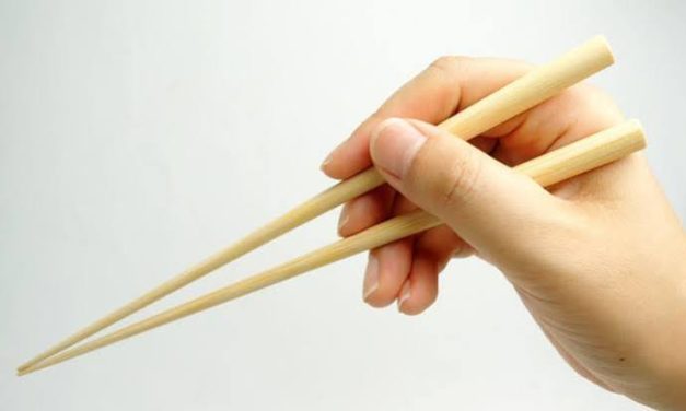 Memakai Alat Sumpit Untuk Makan Dari Asia
