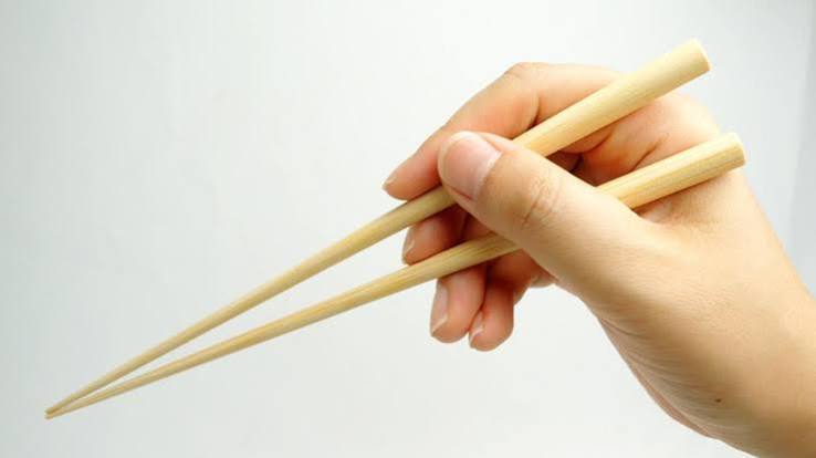 Memakai Alat Sumpit Untuk Makan Dari Asia