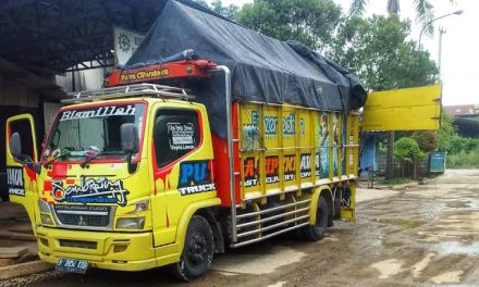Kendaraan Ukuran Besar Truk Dengan Bobot Berat
