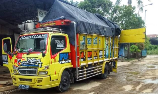 Kendaraan Ukuran Besar Truk Dengan Bobot Berat
