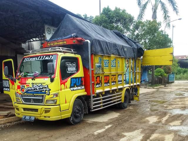 Kendaraan Ukuran Besar Truk Dengan Bobot Berat