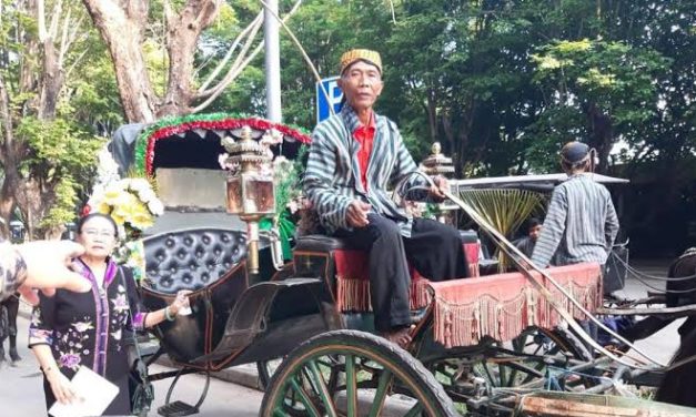 Transportasi Tradisional Andong Dengan Tarikan Kuda