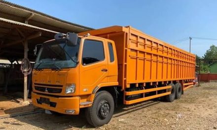 Kendaraan Besar Panjang Truk Dengan Berbagai Muatan