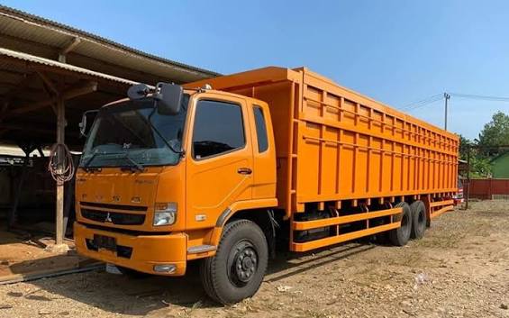 Kendaraan Besar Panjang Truk Dengan Berbagai Muatan