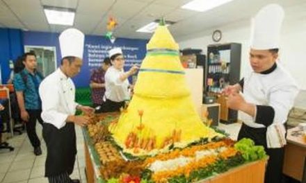 Hidangan Sakral Peresmian Sebuah Tumpeng Kuning