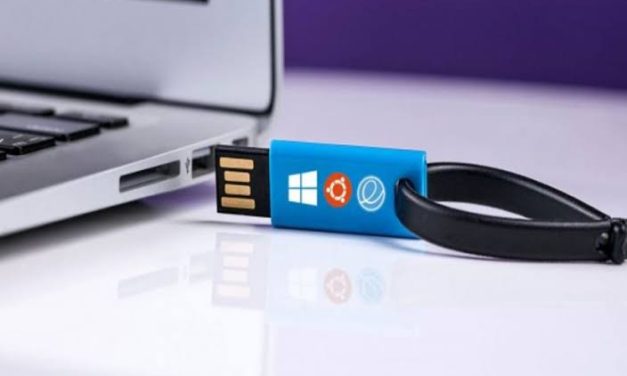 Perangkat Kecil Flashdisk Dalam Penyimpanan Data