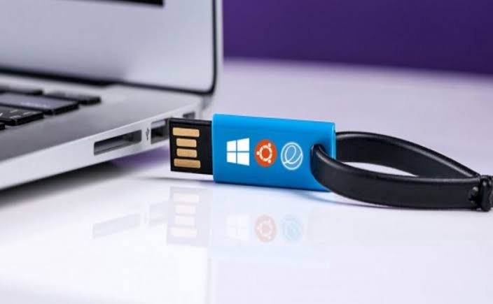 Perangkat Kecil Flashdisk Dalam Penyimpanan Data