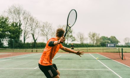 Olahraga Raket Tenis Dengan Net Di Tengah