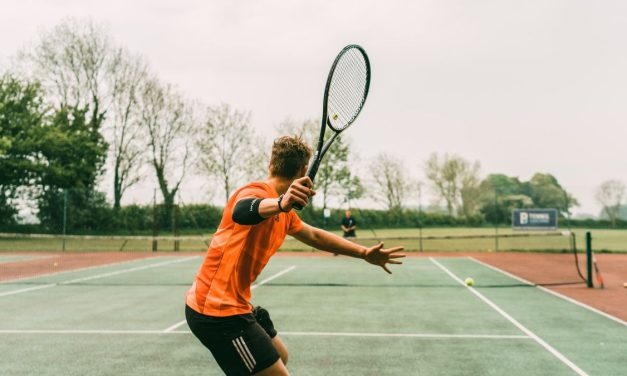 Olahraga Raket Tenis Dengan Net Di Tengah