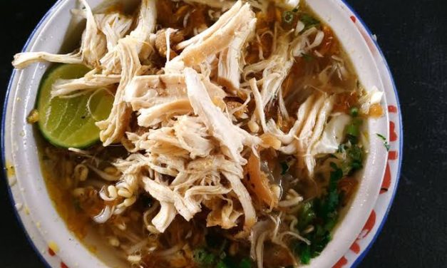Sebuah Hidangan Kuah Soto Dengan Toppingnya