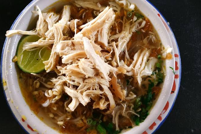 Sebuah Hidangan Kuah Soto Dengan Toppingnya