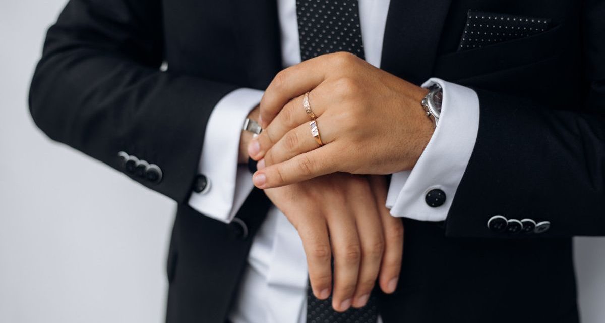 Sebuah Perhiasan Cincin Dengan Berbagai Bahan